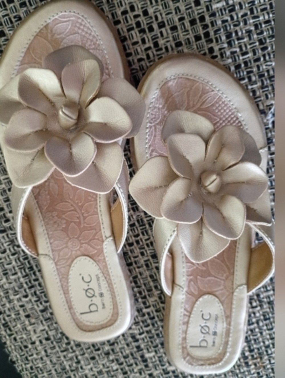 BORN B.O.C. NWOT Gold Leather Sandals